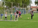 Laatste training S.K.N.W.K. JO7-1 van seizoen 2022-2023 (partijtje tegen de ouders) (101/130)